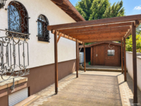 Helle Hofansicht mit Pergola u
